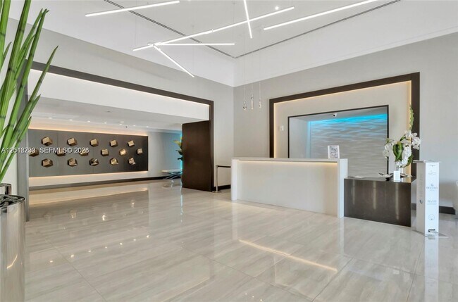 Building Photo - 16425 Collins Ave