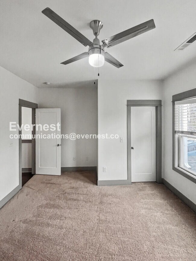 Building Photo - 3 Bed/2.5 Bath with Fenced Yard / Pet-Friendly / Available Now!