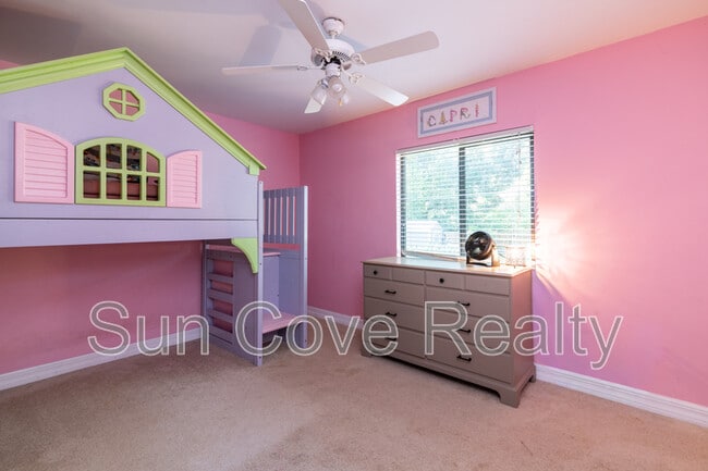 Building Photo - 915 Woodleaf Way