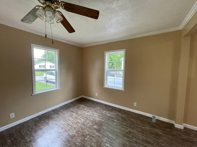 Building Photo - Spacious 2-Bedroom Home!