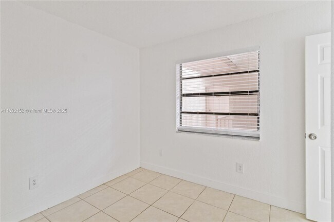 Building Photo - 1095 W 77th St