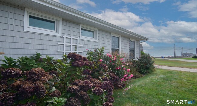 Building Photo - 105 Sound Breeze Ave