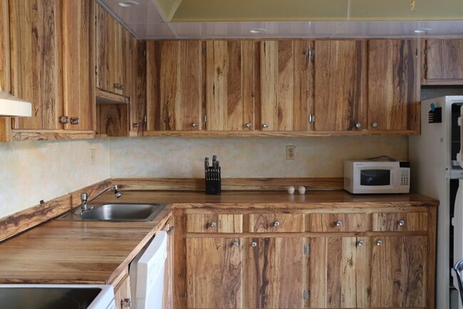 Building Photo - 87 Capri B