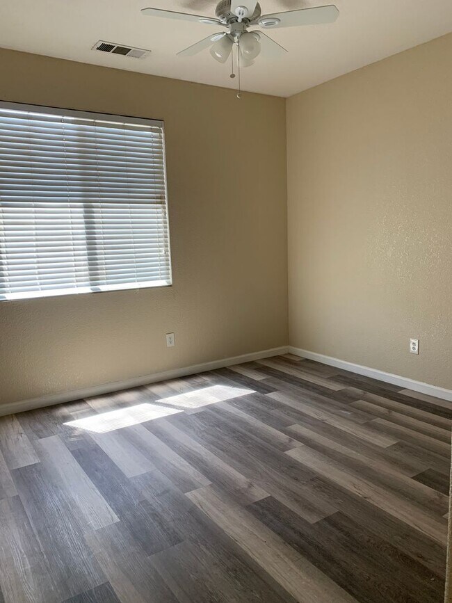 Building Photo - 6 BR 3 BA 2 Story home available in Visali...