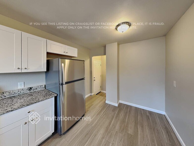 Building Photo - 1061 E 105th Pl