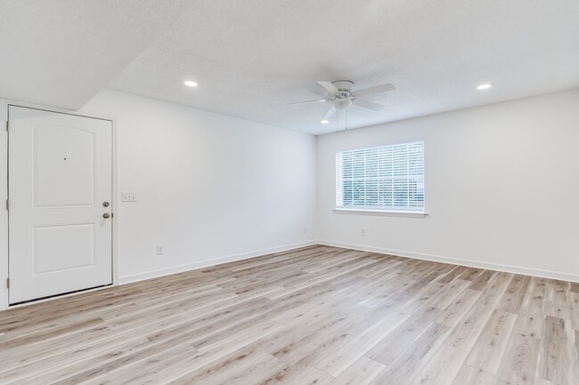 Building Photo - Charming 1-bedroom, 1-bath apartment locat...