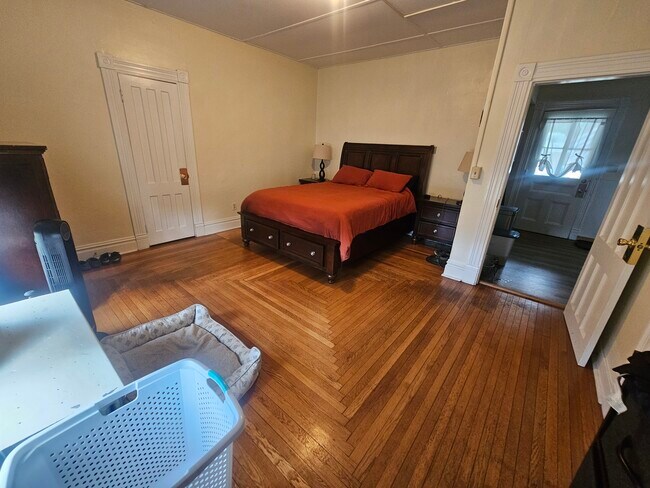 Building Photo - 1416 Farmington Ave