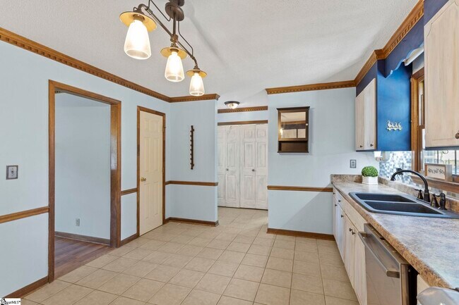 Building Photo - 405 Creek Dr