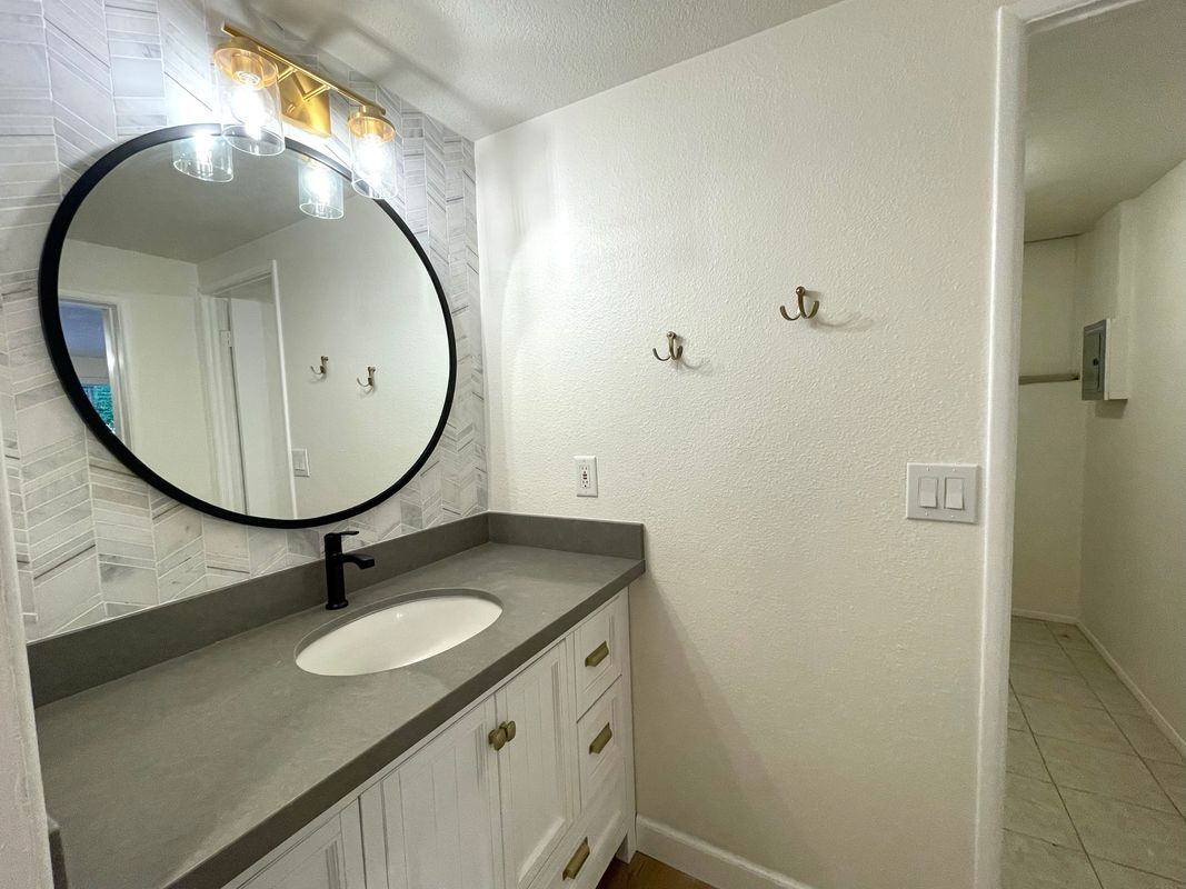 Building Photo - 3141 Hillview Dr N