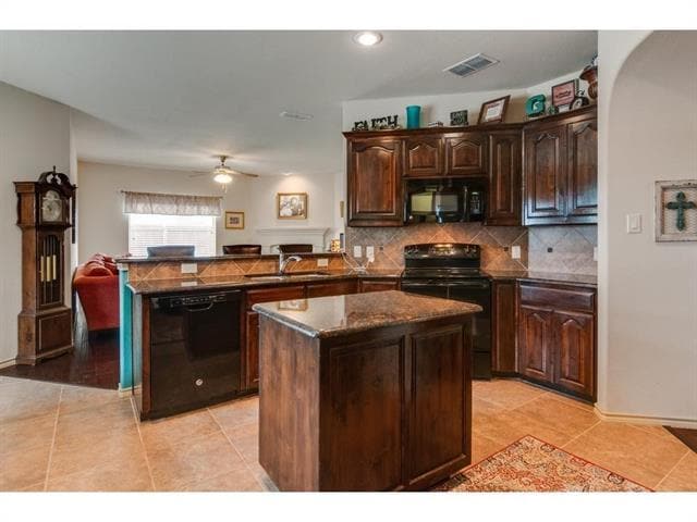 Building Photo - 4624 Lazy Oaks St