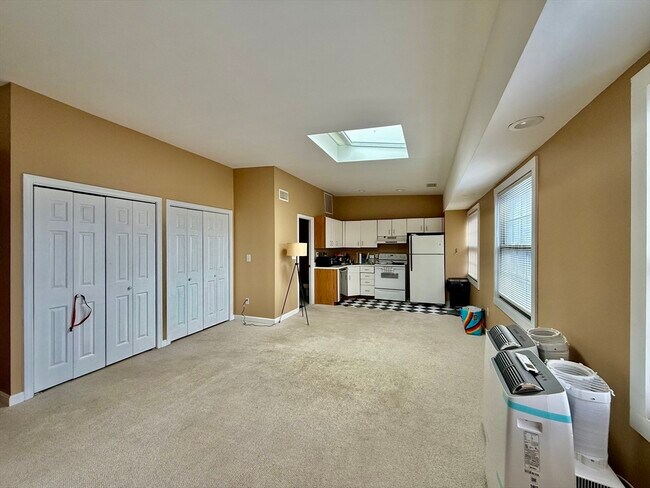 Building Photo - 21 Linden St