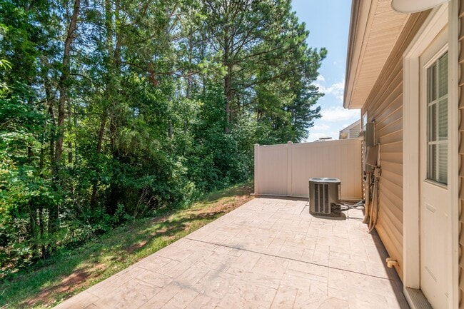 Building Photo - Charming End-Unit Townhome with Prime Loca...