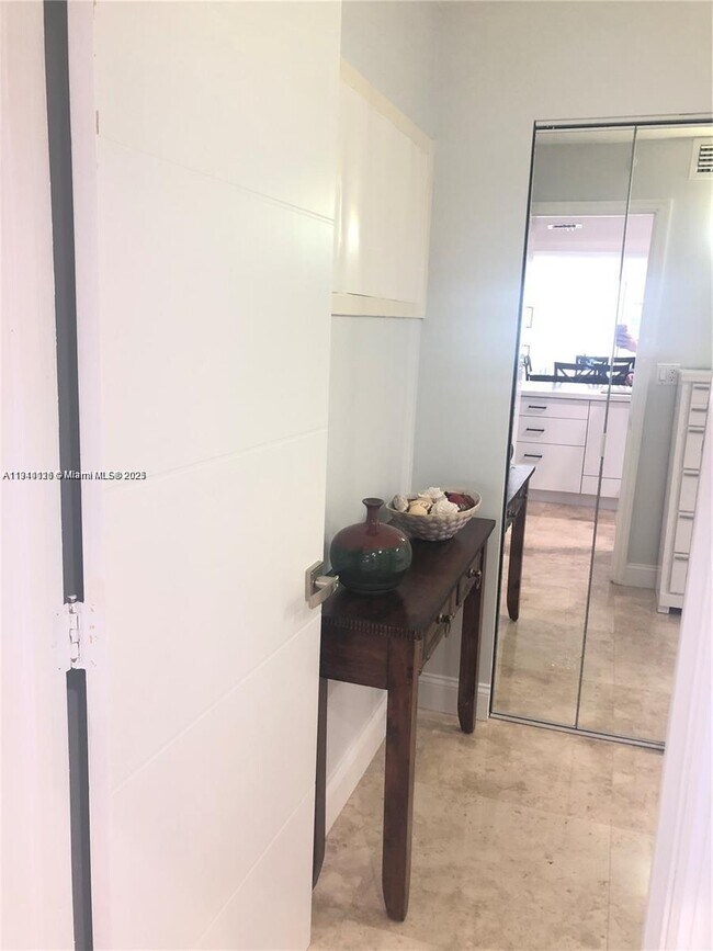 Building Photo - 1717 N Bayshore Dr