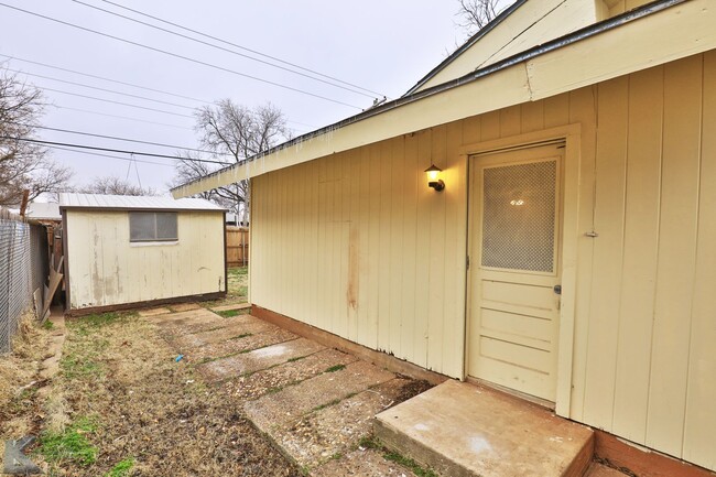 Building Photo - Complete update! 3 bed, 2 bath, 2 living, ...