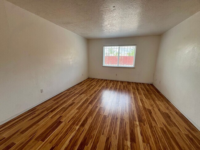 Building Photo - 3 Bed updated gem!