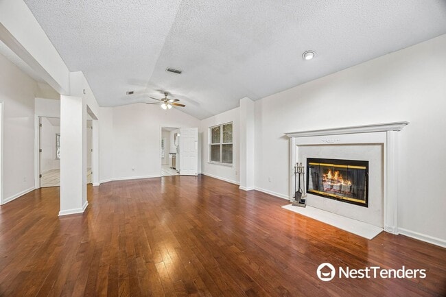 Building Photo - Great Location Near Town Center!