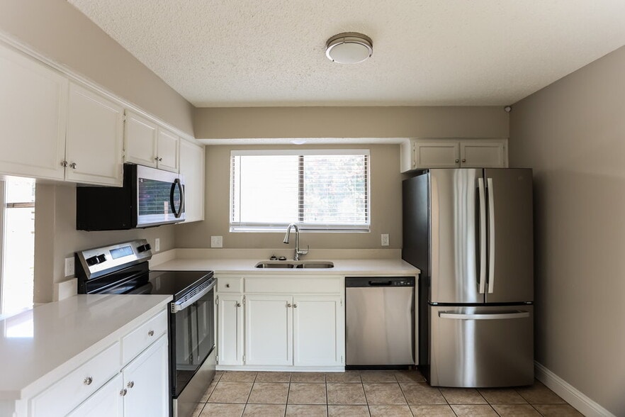 Building Photo - 5303 Oak Springs Dr