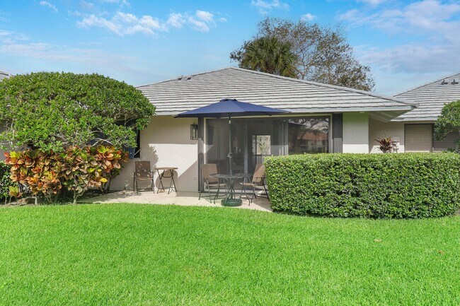 Building Photo - 820 Club Dr