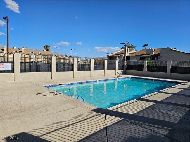 Building Photo - 3749 Carlyle Dr