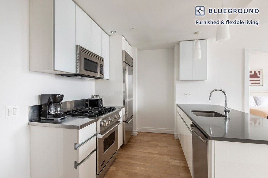 Building Photo - 550 W 54th St