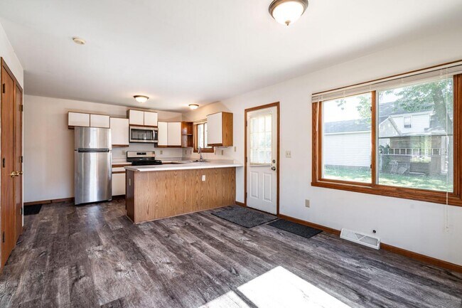 Building Photo - 1502-1504 S 101st St