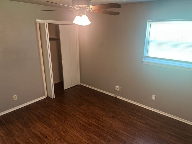 Building Photo - 2-Bedroom, 1-Bathroom Unit @ Rolling Oaks 4-Plex - Water Bill Included