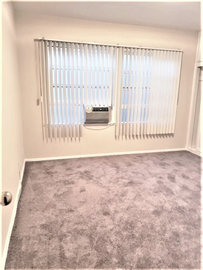 Building Photo - SUNNY TWO BEDROOM ONE BATH Apartment ***