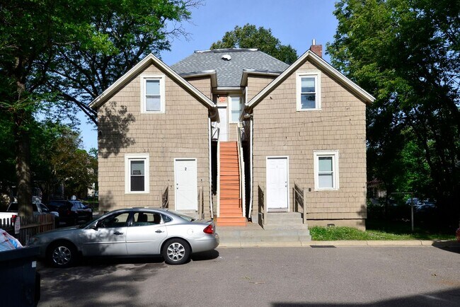 Building Photo - 602 N Mendota St
