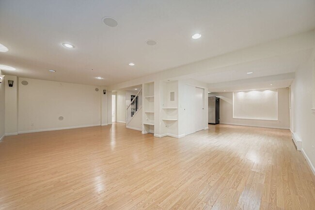 Building Photo - 5500 Clover Basin Dr