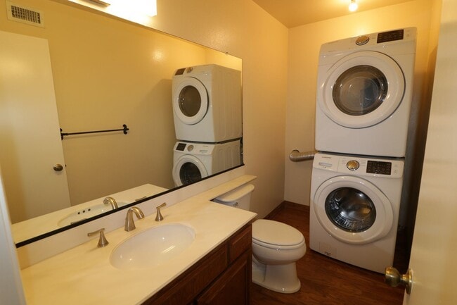 Building Photo - Studio City, 1Bed and 1.5 Bath Condo!