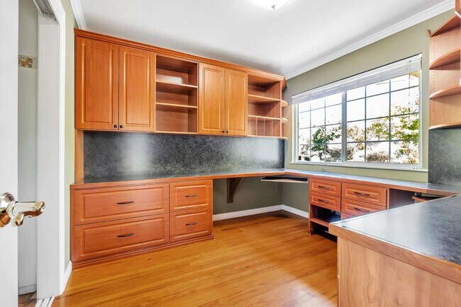 Building Photo - 17 Muth Dr