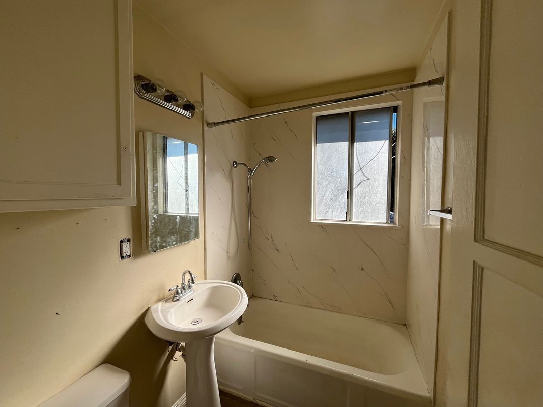 Building Photo - 126 N Maple St