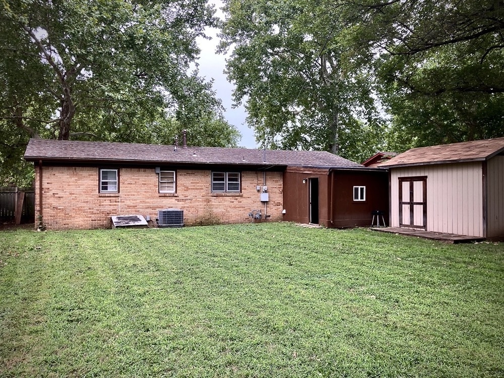 Building Photo - 338 W 4th St