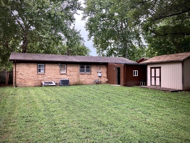 Building Photo - 338 W 4th St