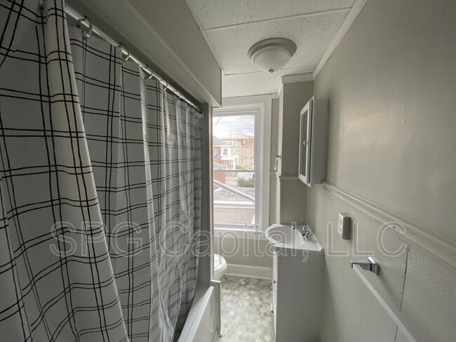 Building Photo - 208 W Main St