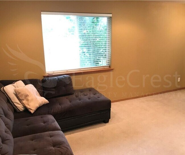 Building Photo - Three Bedroom, Two Bathroom House Located Near WWCC