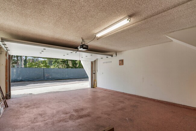 Building Photo - 516 Rosecrans Ave