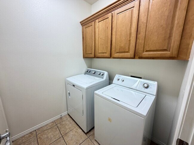 Building Photo - Carry Over Showing: This property has been shown before and will be rented to the first most qual...