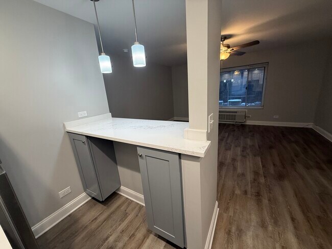 Building Photo - 744 W Gordon Terrace