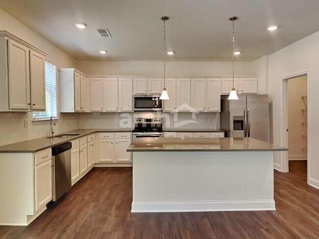 Building Photo - 2022 Windsor Park Ave