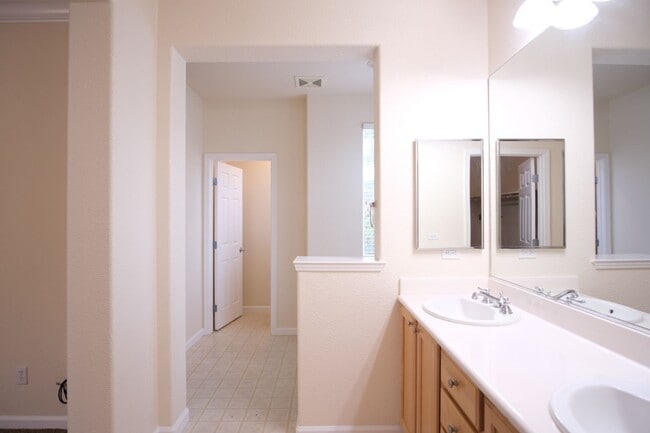 Building Photo - Charming 4-bedroom, 2.5-bathroom home