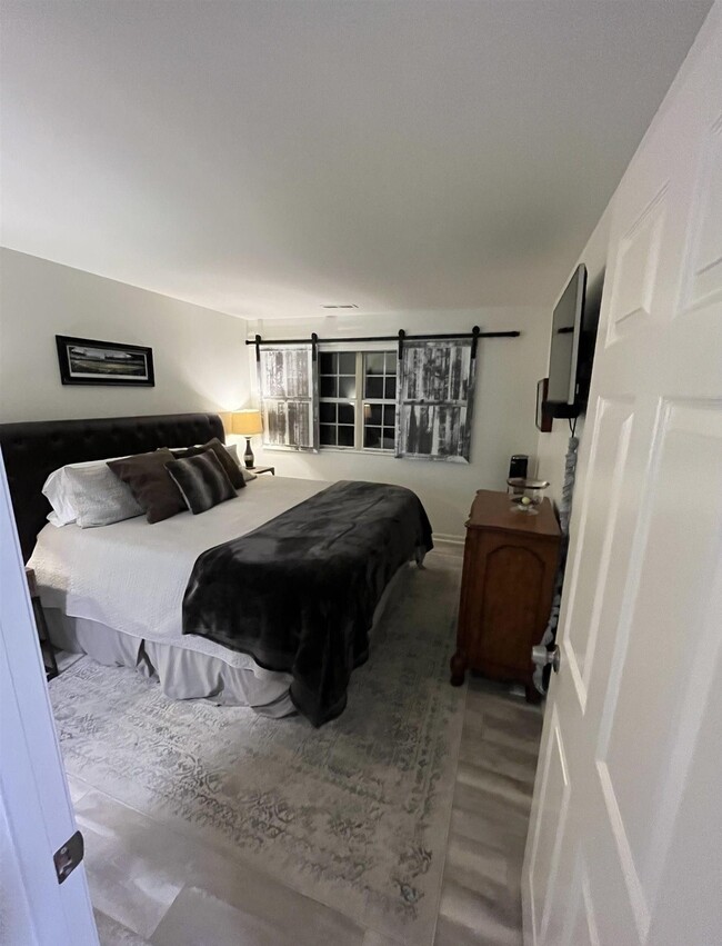 Building Photo - Wonderfully remodeled condo located off HW...