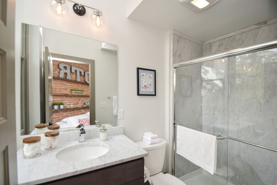Building Photo - 1420 Elm St