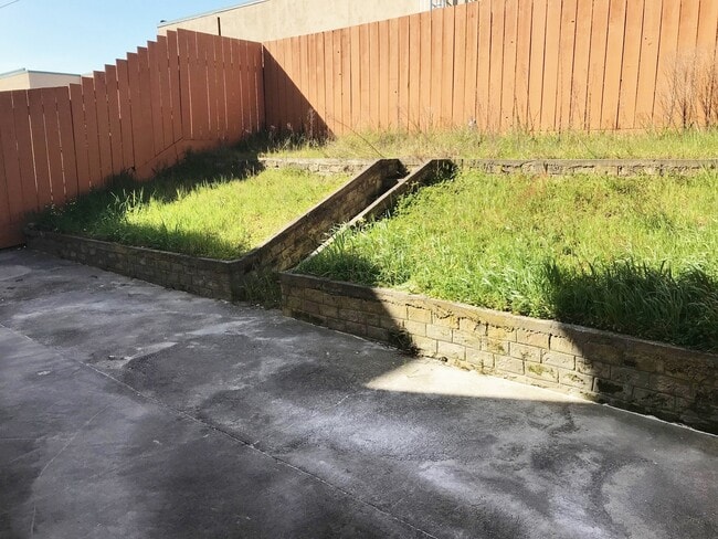 Building Photo - Sparkling 2 Bedroom 1.5 Bath - Nicely upda...