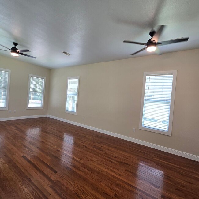Building Photo - 1818 B Elvin - Move in Ready!!