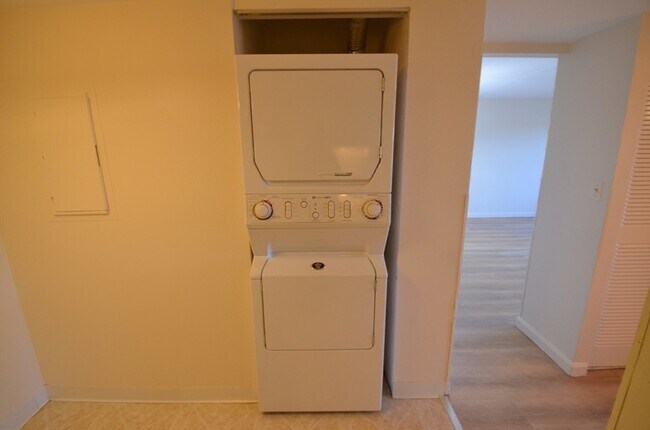 Building Photo - 51 Melrose St