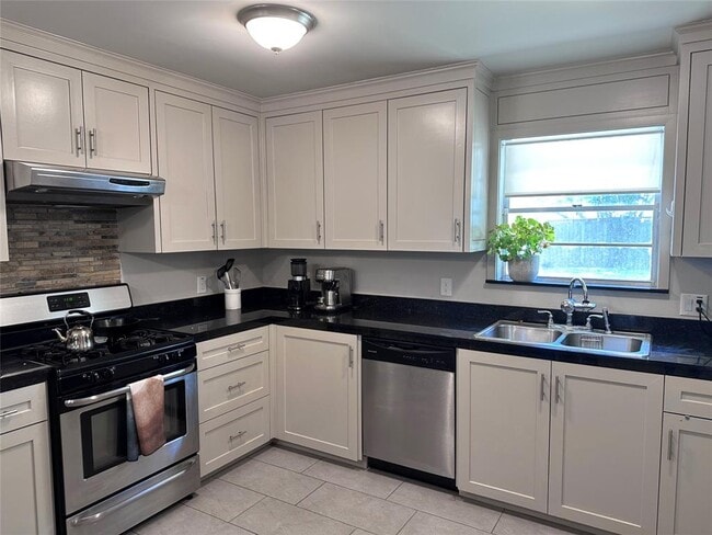 Building Photo - 2114 Hewitt Dr