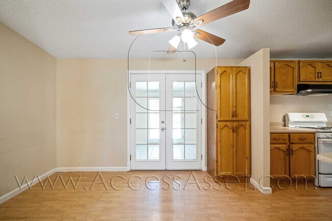 Building Photo - Charming 4 Bed/2.5 Bath Home With Spacious Backyard And Gated Entrance!