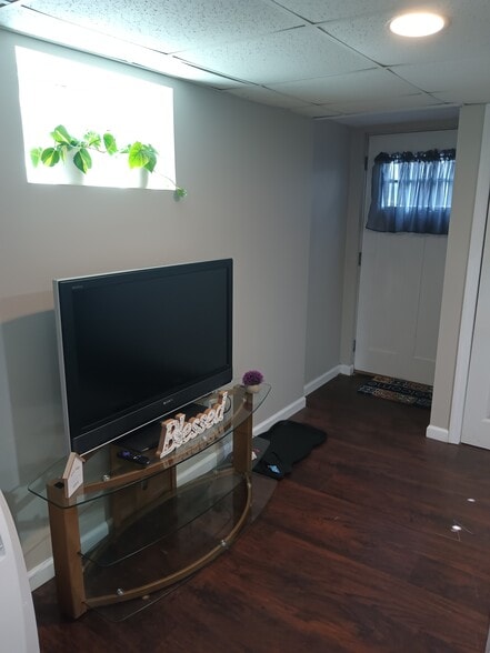 Entry - 13 Loughlin Dr