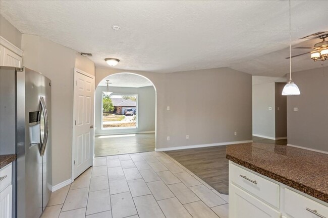 Building Photo - 6815 SW Fenwick- AVAILABLE NOW!